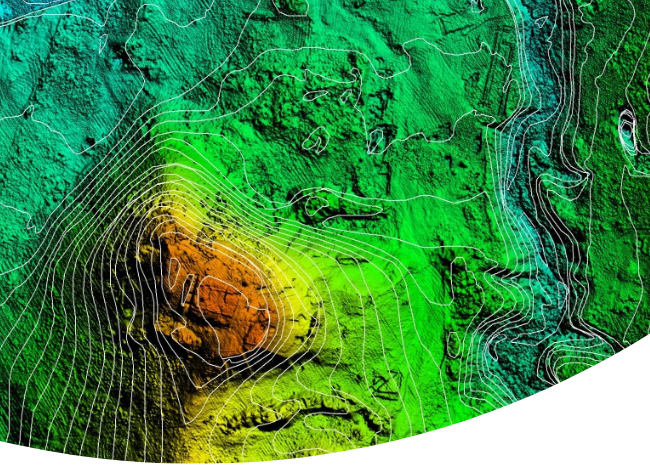 Modèle numérique de terrain (MNT) avec courbes de niveaux illustrant un relevé altimétrique en cartographie géomatique, permettant d'analyser les variations du terrain et des reliefs.
