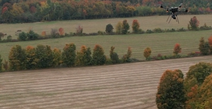 Drone survolant un champ pour la collecte de données agricoles dans le cadre de l’agriculture de précision.