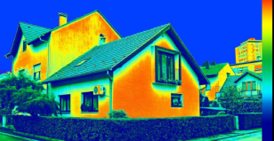 Vue thermique aérienne de bâtiments résidentiels montrant les pertes de chaleur.